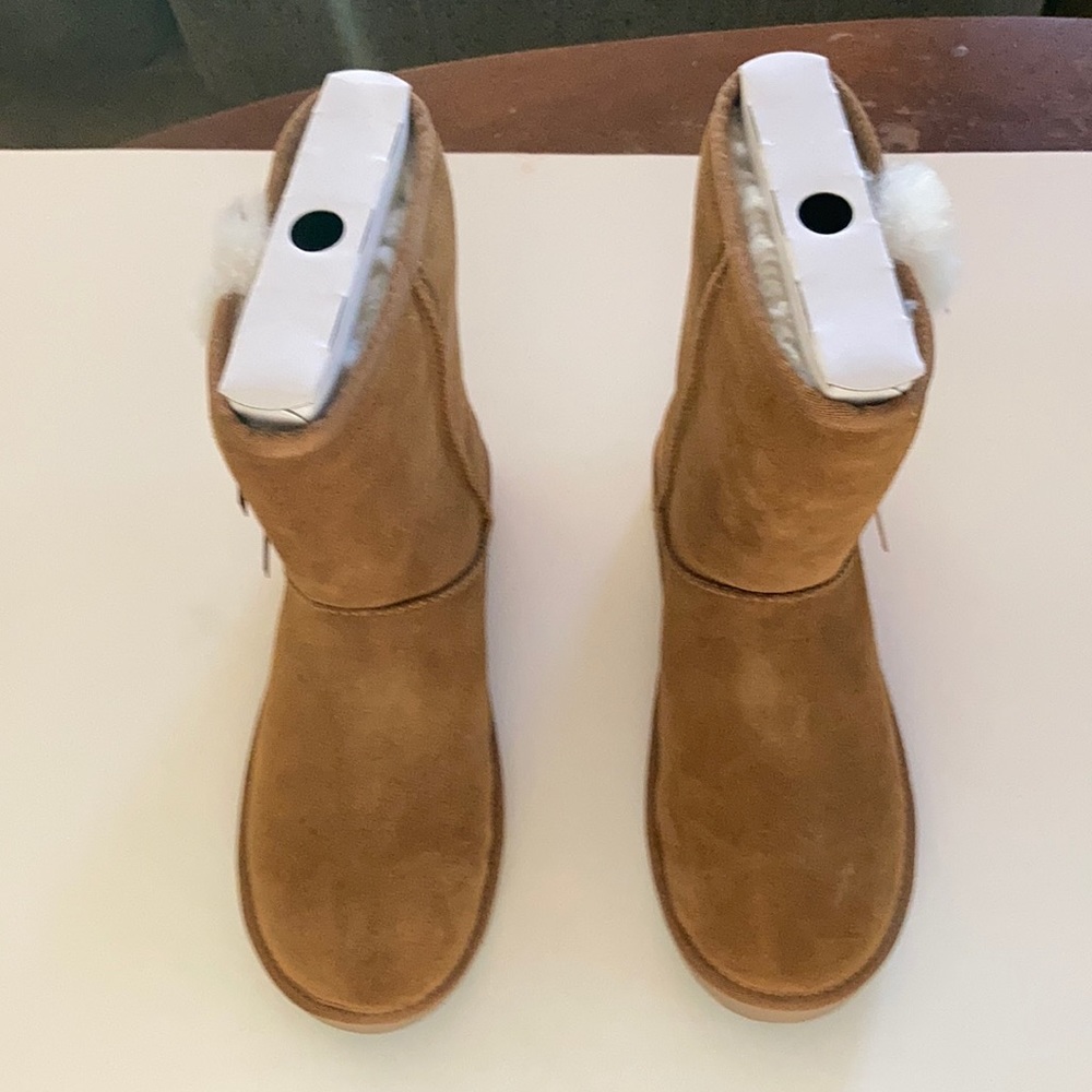 NWT Kookaburra by Ugg Victoria short boot